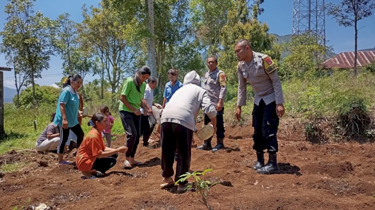 Bhabinkamtibmas Lelak Dukung Ketahanan Pangan, Sambangi Kebun Holtikultura Mahasiswa KKN