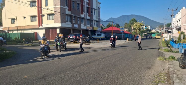 Personel Polres Manggarai Rutin Laksanakan Strong Point Pengaturan Arus Lalu Lintas