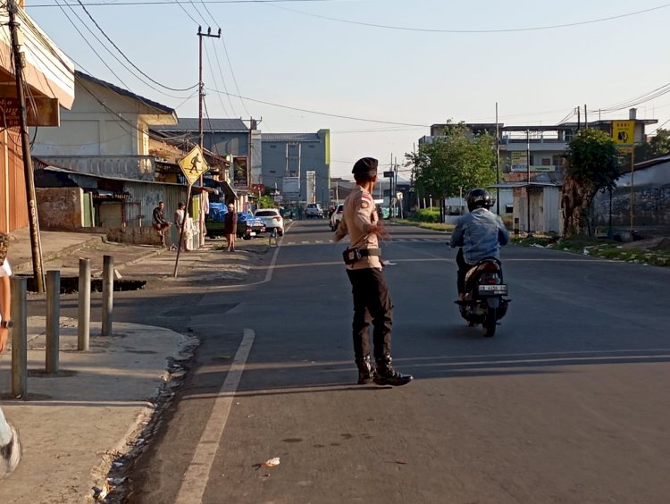 Personel Polres Manggarai Rutin Laksanakan Strong Point Pengaturan Arus Lalu Lintas