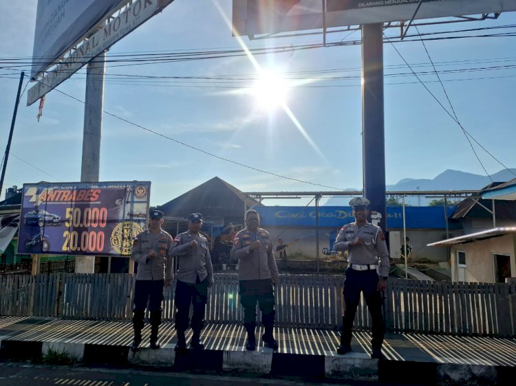 Kabagops Polres Manggarai Cek Langsung Pelaksanaan Strong Point Pengaturan Arus Lalu Lintas