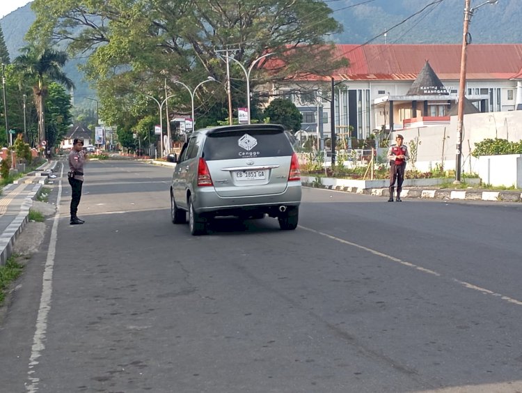 Personel Polres Manggarai Laksanakan Strong Point Pengaturan Arus Lalu Lintas, Wujudkan Keamanan dan Kelancaran Aktivitas Pagi Hari