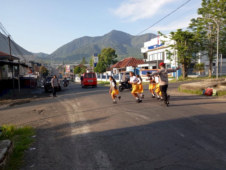 Personel Polres Manggarai Laksanakan Strong Point Pengaturan Arus Lalu Lintas, Wujudkan Keamanan dan Kelancaran Aktivitas Pagi Hari