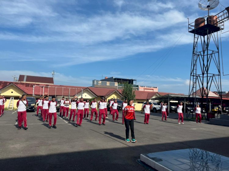 JAGA KEBUGARAN DAN KESEHATAN PERSONIL POLRI,POLRES MANGGARAI MELAKSANAKAN OLAHRAGA SENAM BERSAMA