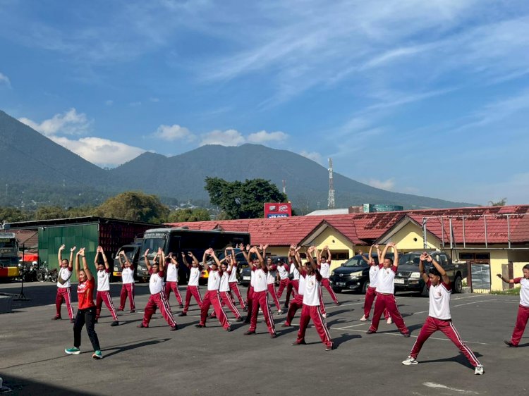 JAGA KEBUGARAN DAN KESEHATAN PERSONIL POLRI,POLRES MANGGARAI MELAKSANAKAN OLAHRAGA SENAM BERSAMA