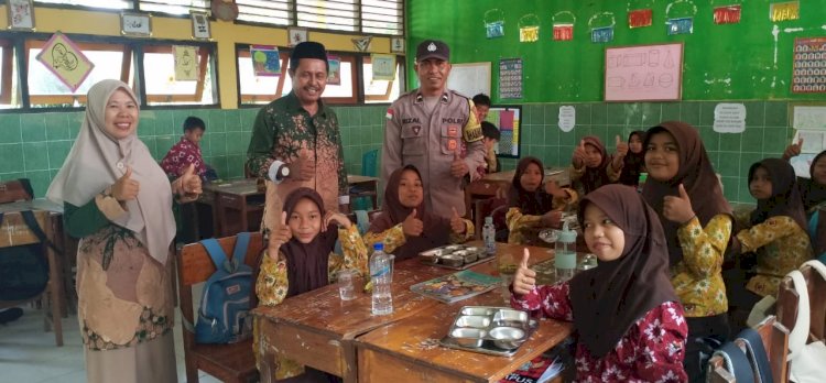 BHABINKAMTIBMAS REO PANTAU PEMBAGIAN MAKANAN BERGIZI GRATIS (MBG) DI MIN 1 MANGGARAI