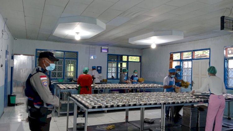 Bhabinkamtibmas Kelurahan Waso Monitoring Penyaluran Makan Bergizi Gratis di Wilayah Binaan.
