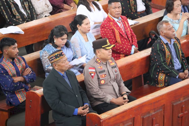 Kapolres Manggarai Hadiri Misa Tahbisan 8 Imam Baru di Gereja Katedral Ruteng