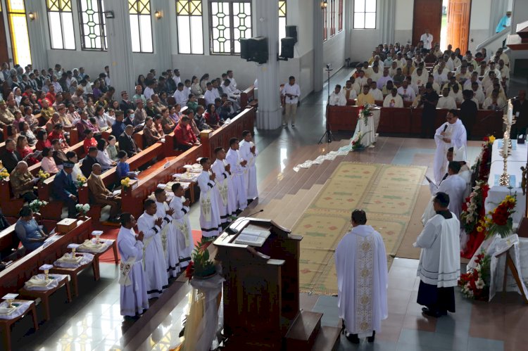 Kapolres Manggarai Hadiri Misa Tahbisan 8 Imam Baru di Gereja Katedral Ruteng