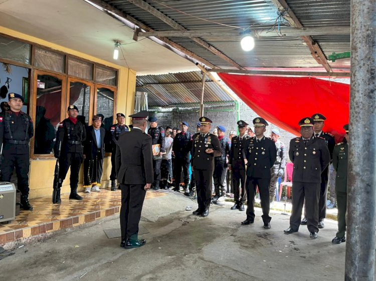 Kapolres Manggarai Pimpin Upacara Pemakaman Alm. AKP (Purn) Isaac Campos Secara Dinas Kepolisian