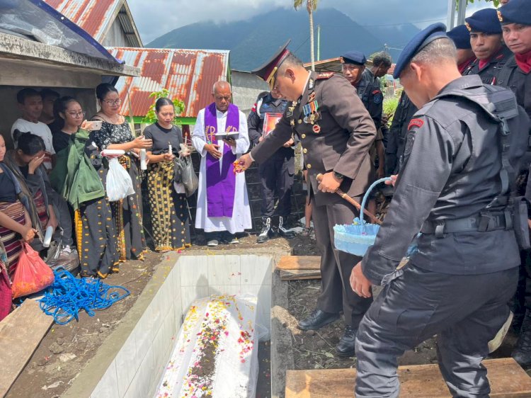 Kapolres Manggarai Pimpin Upacara Pemakaman Alm. AKP (Purn) Isaac Campos Secara Dinas Kepolisian