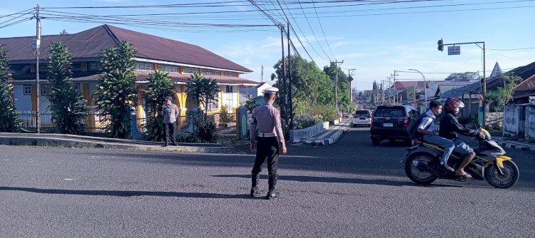 Personil Polres Manggarai Gelar Giat Strong Point Pengaturan Arus Lalu Lintas, Wujud Pelayanan Prima Kepada Masyarakat