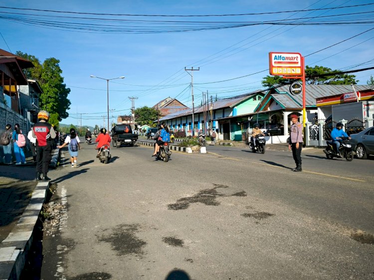 Personil Polres Manggarai Gelar Giat Strong Point Pengaturan Arus Lalu Lintas, Wujud Pelayanan Prima Kepada Masyarakat
