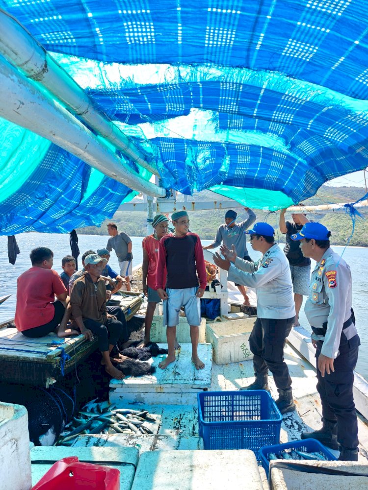 SATPOLAIRUD POLRES MANGGARAI GELAR PATROLI DAN PEMERIKSAAN KAPAL DI PERAIRAN LAUT FLORES
