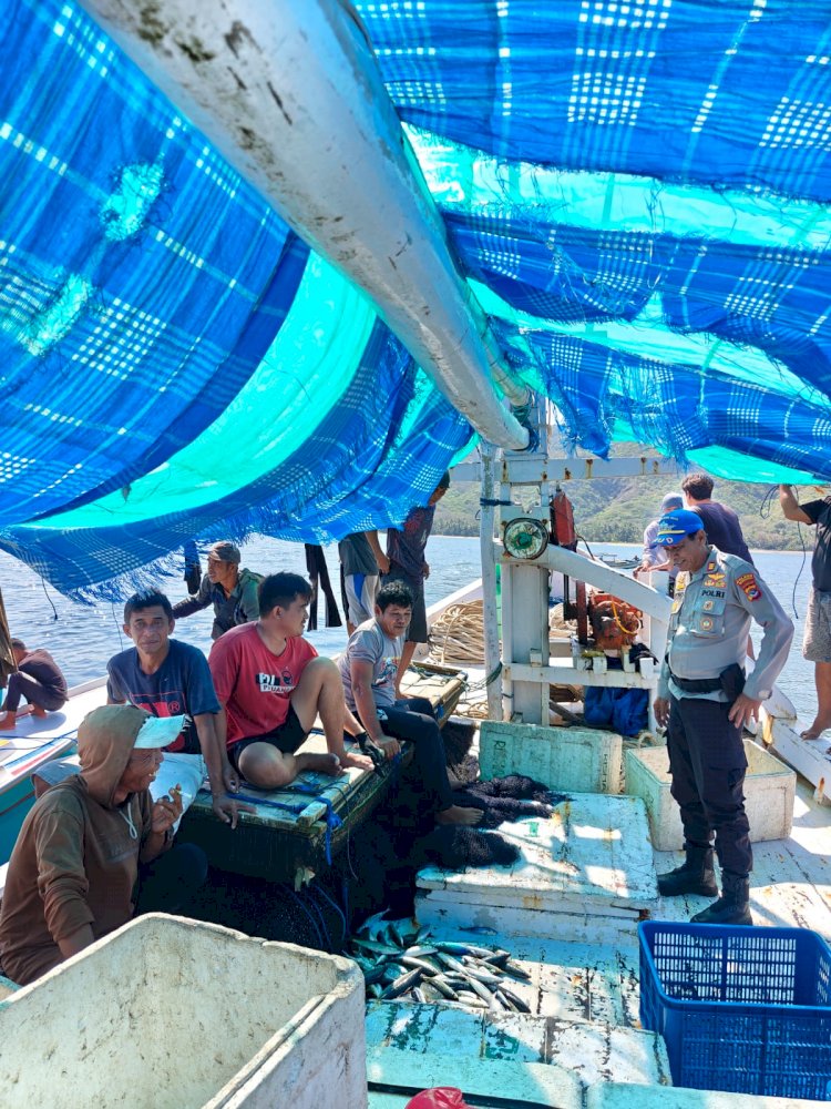 SATPOLAIRUD POLRES MANGGARAI GELAR PATROLI DAN PEMERIKSAAN KAPAL DI PERAIRAN LAUT FLORES
