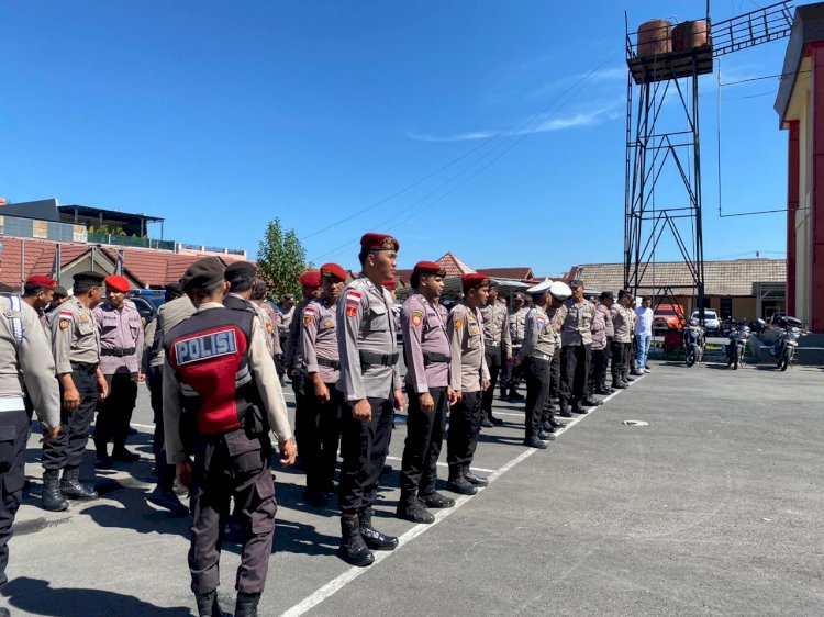 POLRES MANGGARAI GELAR APEL KESIAPAN PENGAMANAN AKSI UNJUK RASA DAMAI KP-GRD DI KANTOR DPRD MANGGARAI