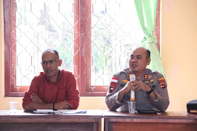 Kapolres Manggarai bersama  Ketua KOMISI B DPRD Kabupaten Manggarai terima Audiensi Perwakilan Pengunjuk Rasa dari KP-GRD di Kantor DPRD Manggarai.