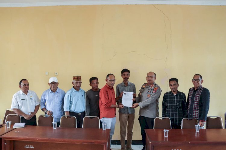 Kapolres Manggarai bersama  Ketua KOMISI B DPRD Kabupaten Manggarai terima Audiensi Perwakilan Pengunjuk Rasa dari KP-GRD di Kantor DPRD Manggarai.