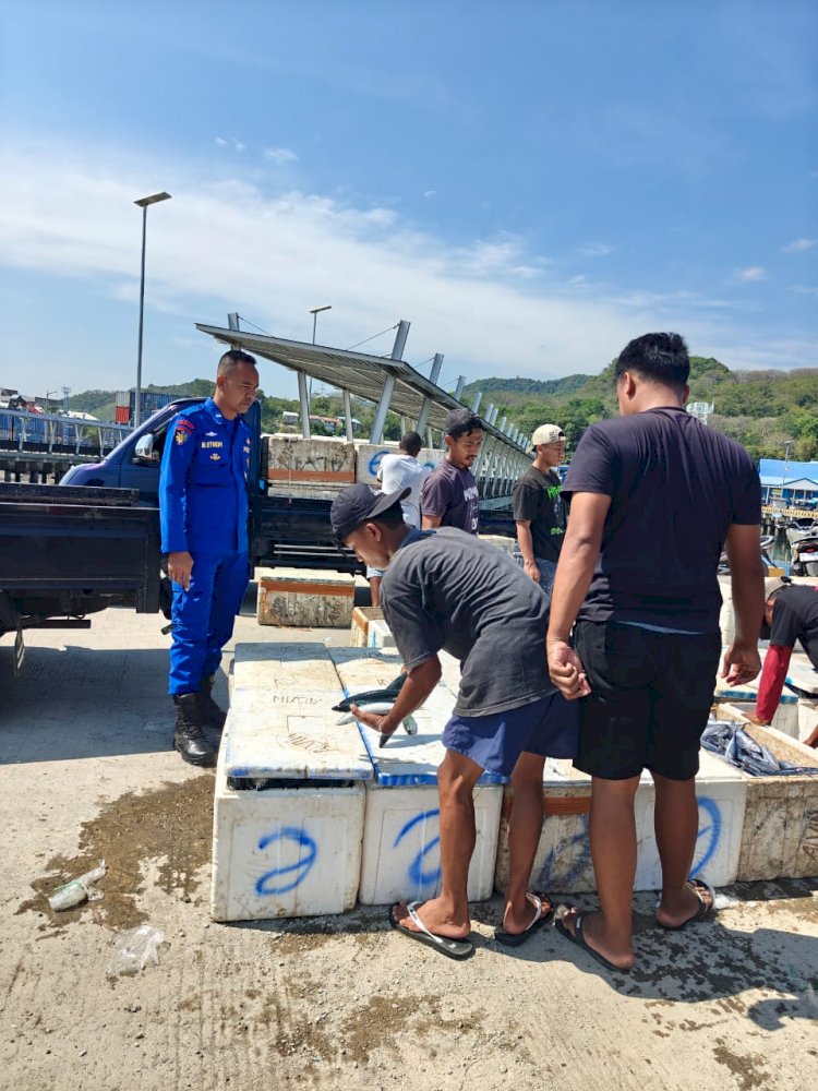 SATPOLAIRUD POLRES MANGGARAI LAKSANAKAN SAMBANG DAN HIMBAUAN KAMTIBMAS KEPADA NELAYAN PESISIR REO
