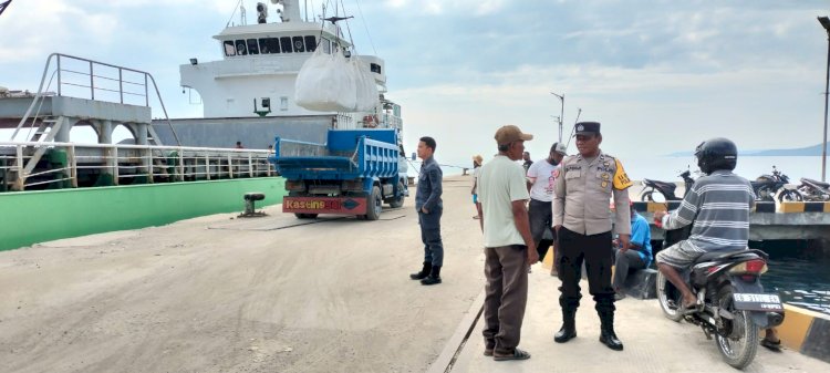 KP3 Laut Reo Laksanakan Pengamanan Aktivitas Bongkar Muat di Pelabuhan Laut Kelas II Reo