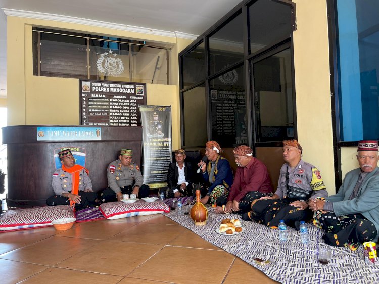 Polres Manggarai Gelar Ritual Adat “Condas Kolang Tadangs Da’at” Sebagai Bentuk Penghormatan Leluhur di Tanah Ulayat Mako Polres