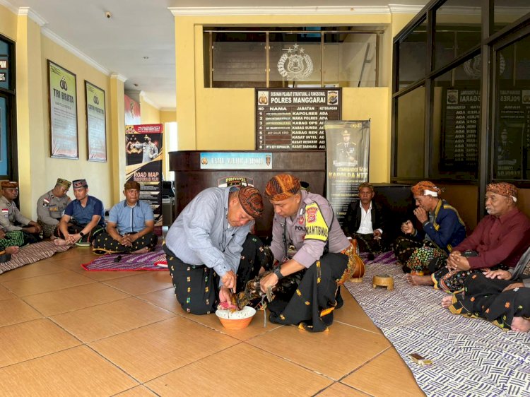 Polres Manggarai Gelar Ritual Adat “Condas Kolang Tadangs Da’at” Sebagai Bentuk Penghormatan Leluhur di Tanah Ulayat Mako Polres