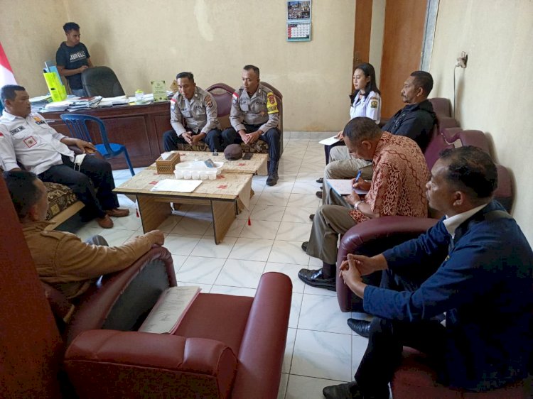 Bhabinkamtibmas Kelurahan Pau Hadiri Rapat Koordinasi Eliminasi HPR di Kantor Camat Langke Rembong