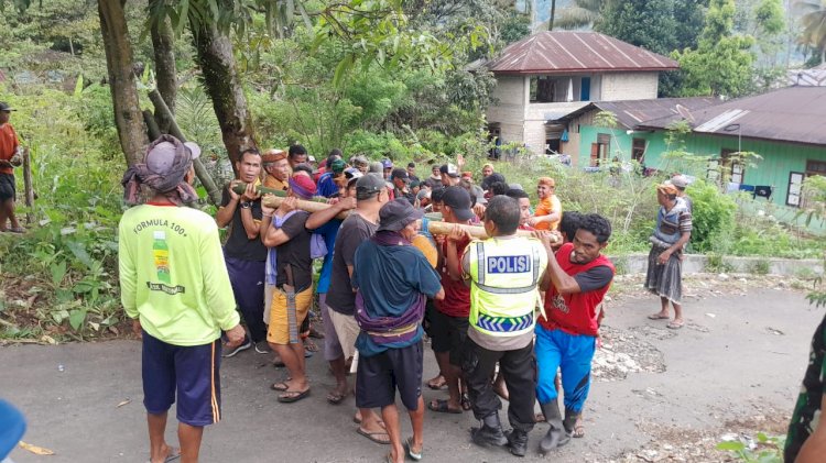 BHABINKAMTIBMAS DESA BUAR SAMBANG TOKOH ADAT DAN PAMWAL ANGKAT TIANG INDUK RUMAH ADAT GENDANG PURANG