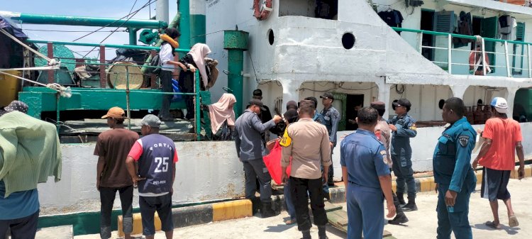 KP3 Laut Reo Laksanakan Pengamanan Kedatangan Kapal Perintis KM. Anugrah Abadi I di Pelabuhan Laut Reo