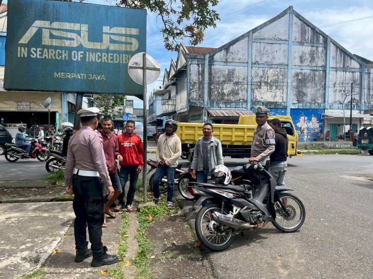 SAT LANTAS POLRES MANGGARAI GELAR PATROLI KRYD DAN HIMBAUAN KAMSELTIBCAR LANTAS DI KOTA RUTENG