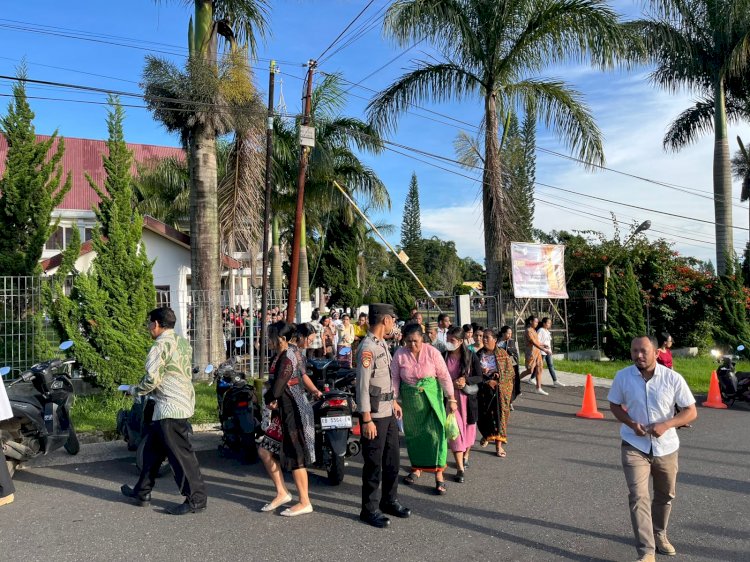 Personel Polres Manggarai Laksanakan Pengamanan Ibadah Minggu di Kota Ruteng