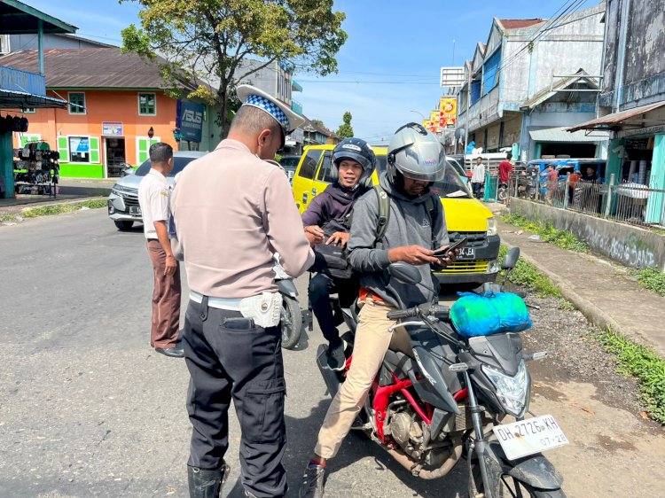 SATUAN LALU LINTAS POLRES MANGGARAI DAMPINGI UPTD KABUPATEN MANGGARAI LAKSANAKAN OPERASI PENERTIBAN PAJAK KENDARAAN BERMOTOR