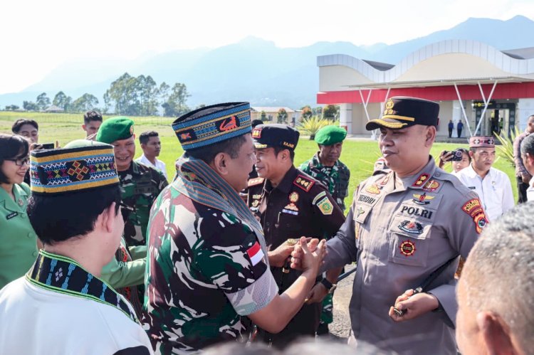JAGA SOLIDARITAS DAN SINERGITAS TNI–POLRI, KAPOLRES MANGGARAI HADIRI PENJEMPUTAN KUNJUNGAN DANREM 161/WIRA SAKTI DI BANDAR UDARA FRANS SALES LEGA
