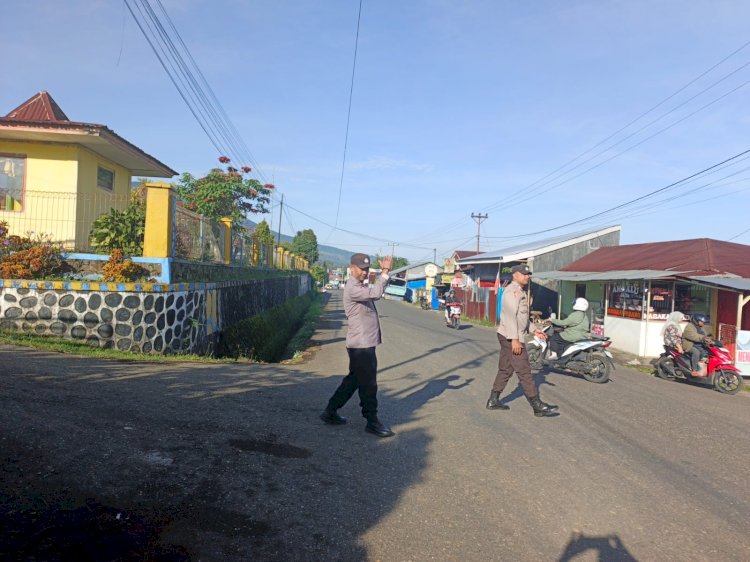 JAGA KAMTIBCARLANTAS KONDUSIF, POLRES MANGGARAI TERJUNKAN PERSONEL SETIAP PAGI UNTUK PENGATURAN ARUS LALU LINTAS
