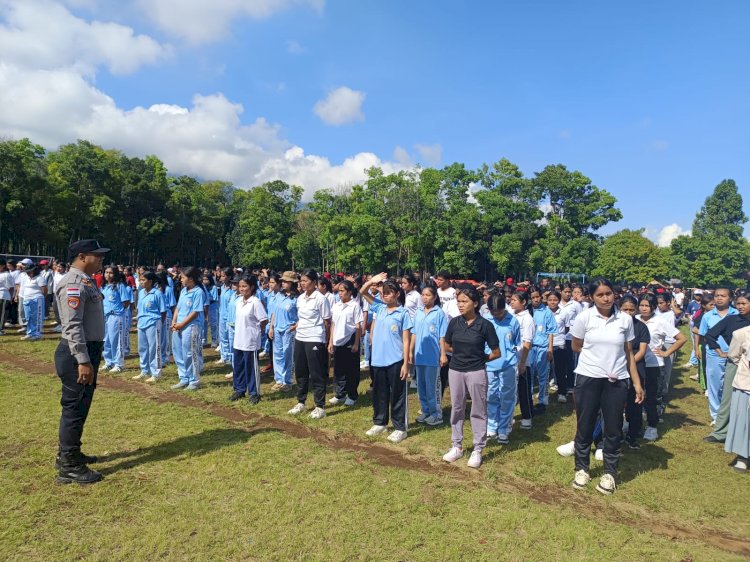 KBO Binmas Polres Manggarai Pimpin Pelatihan Baris Berbaris bagi 700 Mahasiswa Unika St. Paulus Ruteng