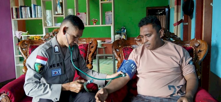 KASIDOKKES POLRES MANGGARAI LAKSANAKAN HOME VISIT TERHADAP PNPP YANG SAKIT