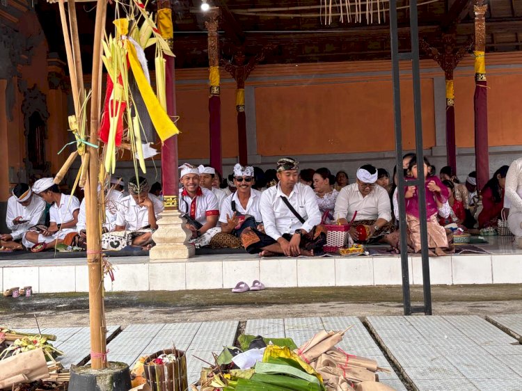 MENINGKATKAN KUALITAS KEIMANAN DALAM PENGABDIAN KEPADA POLRI, PERSONEL PNPP POLRES MANGGARAI YANG BERAGAMA HINDU LAKSANAKAN IBADAH HARI SUCI GALUNGAN DI PURA AGUNG WASO GIRI  NATHA  RUTENG