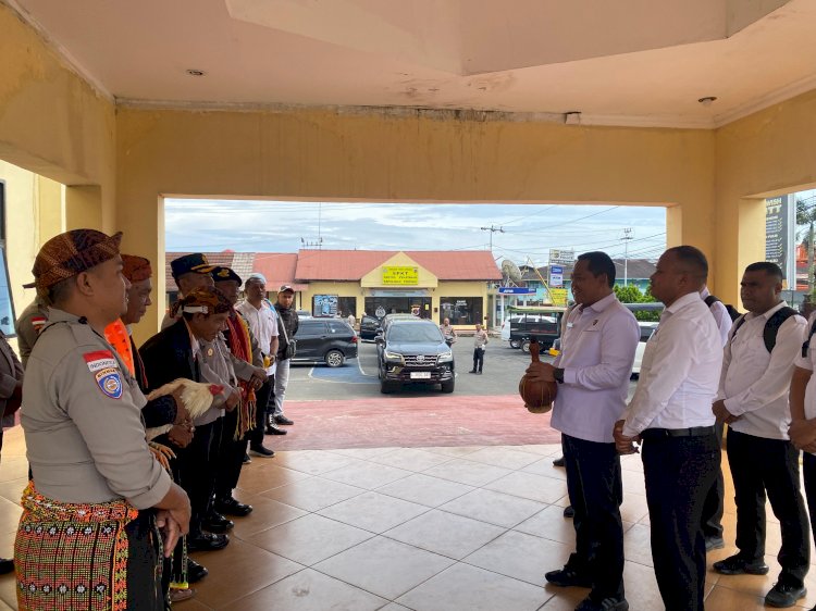 POLRES MANGGARAI SAMBUT KEDATANGAN TIM AUDIT KINERJA TAHAP II POLDA NTT DENGAN ADAT “KEPOK CURU MANUK KAPU”