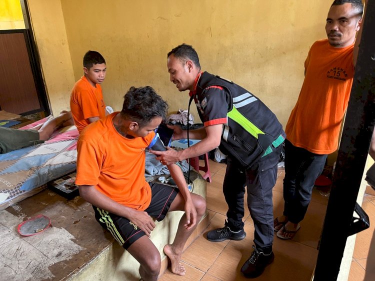 SIDOKES POLRES MANGGARAI LAKUKAN PEMERIKSAAN KESEHATAN TERHADAP TAHANAN DI POLRES MANGGARAI