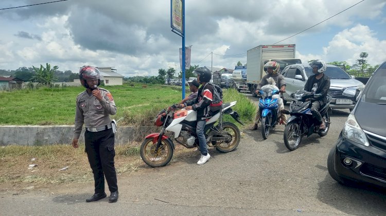 KEMACETAN DI SPBU MENA TERURAI SETELAH PETUGAS LALU LINTAS TURUN ATUR ARUS LALIN