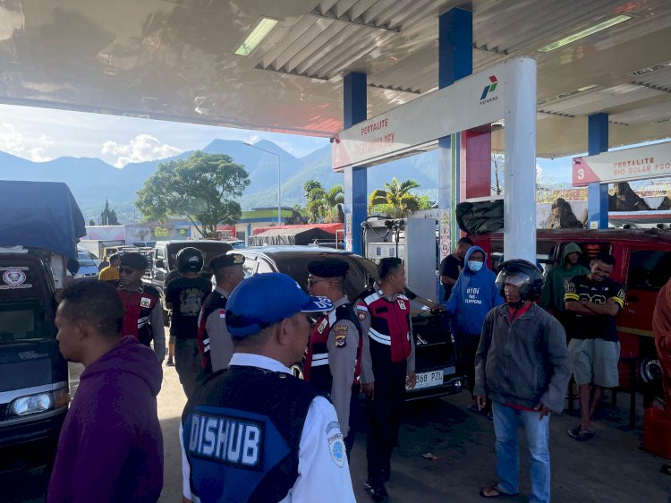 MASYARAKAT RESAH, BBM LANGKA SEBABKAN KEMACETAN — POLRES MANGGARAI KERAHKAN PERSONEL ATASI KEMACETAN DAN SELIDIKI DUGAAN PENYALAHGUNAAN BBM BERSUBSIDI