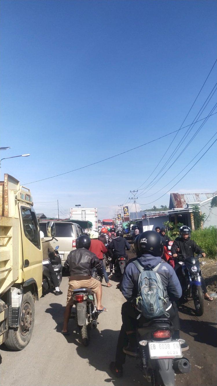 MASYARAKAT RESAH, BBM LANGKA SEBABKAN KEMACETAN — POLRES MANGGARAI KERAHKAN PERSONEL ATASI KEMACETAN DAN SELIDIKI DUGAAN PENYALAHGUNAAN BBM BERSUBSIDI