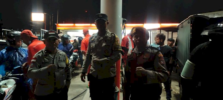 UCAPAN TERIMA KASIH MASYARAKAT ATAS KEHADIRAN BHABINKAMTIBMAS  BERSAMA SAMAPTA DAN LALU LINTAS DALAM GELAP DAN HUJAN MENGURAI KEMACETAN DI SPBU MENA