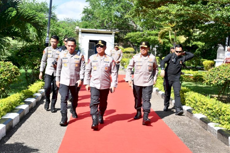 Wakapolri Komjen Pol. Dr. Dedi Prasetyo Tiba di Kupang, Disambut Hangat Kapolda NTT