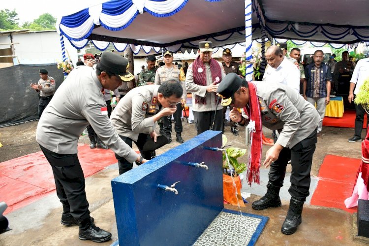 Wakapolri Bersama Perwakilan Akpol ’90 Dhira Brata Resmikan Sumur Bor dan Serahkan Bantuan untuk 2.983 Warga Pengungsi Lewotobi di Huntara II Konga*