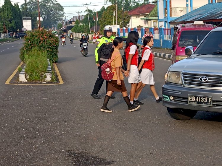 PELAYANAN HUMANIS POLWAN POLRES MANGGARAI  LAKSANAKAN  PENGATURAN  LALU LINTAS   DENGAN SENYUM, SAPA DAN SALAM .