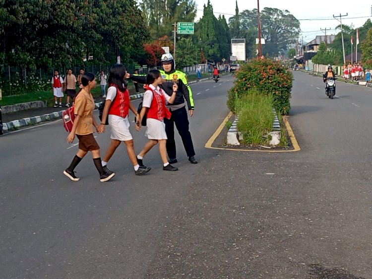 PELAYANAN HUMANIS POLWAN POLRES MANGGARAI  LAKSANAKAN  PENGATURAN  LALU LINTAS   DENGAN SENYUM, SAPA DAN SALAM .