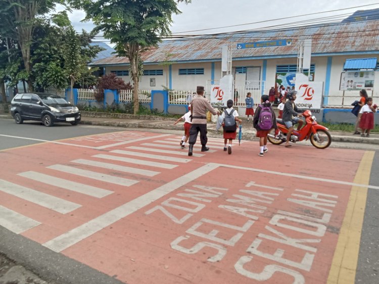 ANGGOTA POLRES MANGGARAI LAKSANAKAN STRONG POINT DI SEJUMLAH TITIK RAWAN KECELAKAAN