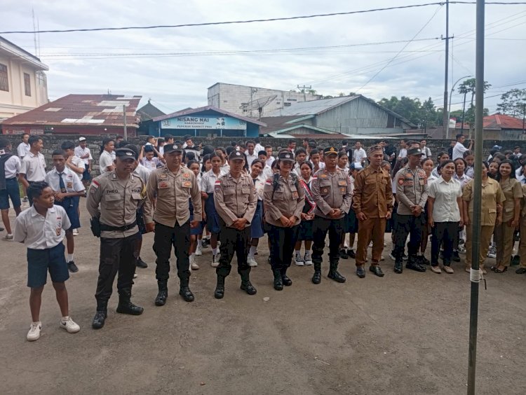 KASAT BINMAS POLRES MANGGARAI MENJADI IRUP UPACARA BENDERA DI SMP WIDYA BHAKTI RUTENG BERIKAN HIMBAUAN KAMTIBMAS KEPADA PARA SISWA
