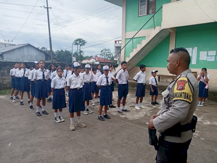 KASAT BINMAS POLRES MANGGARAI MENJADI IRUP UPACARA BENDERA DI SMP WIDYA BHAKTI RUTENG BERIKAN HIMBAUAN KAMTIBMAS KEPADA PARA SISWA