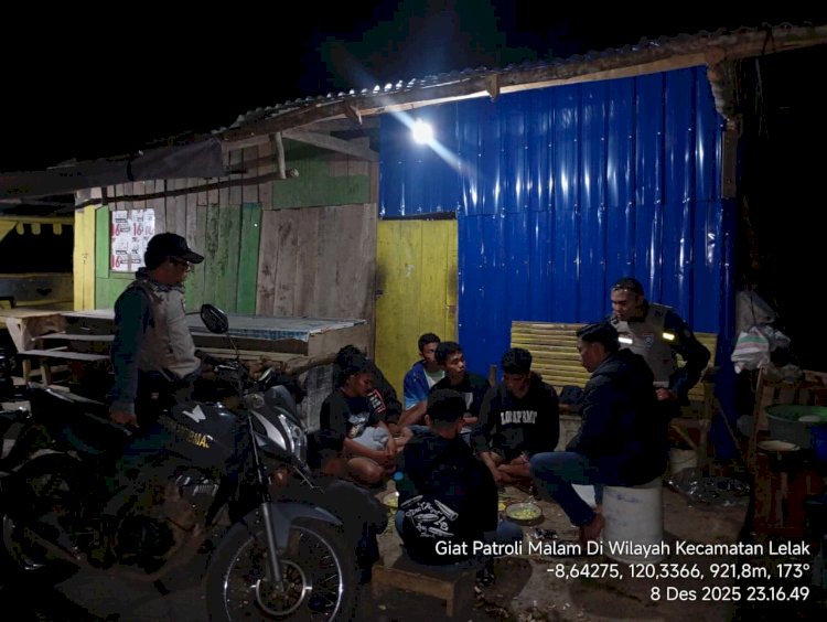 Bhabinkamtibmas Kecamatan Lelak Gelar Patroli Malam Antisipasi Gangguan Kamtibmas Jelang Natal